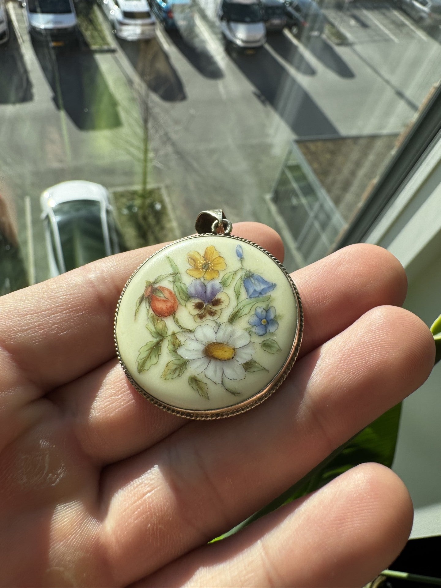 Porcelænsvedhæng i guldbelagt sølv