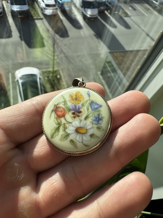 Porcelænsvedhæng i guldbelagt sølv